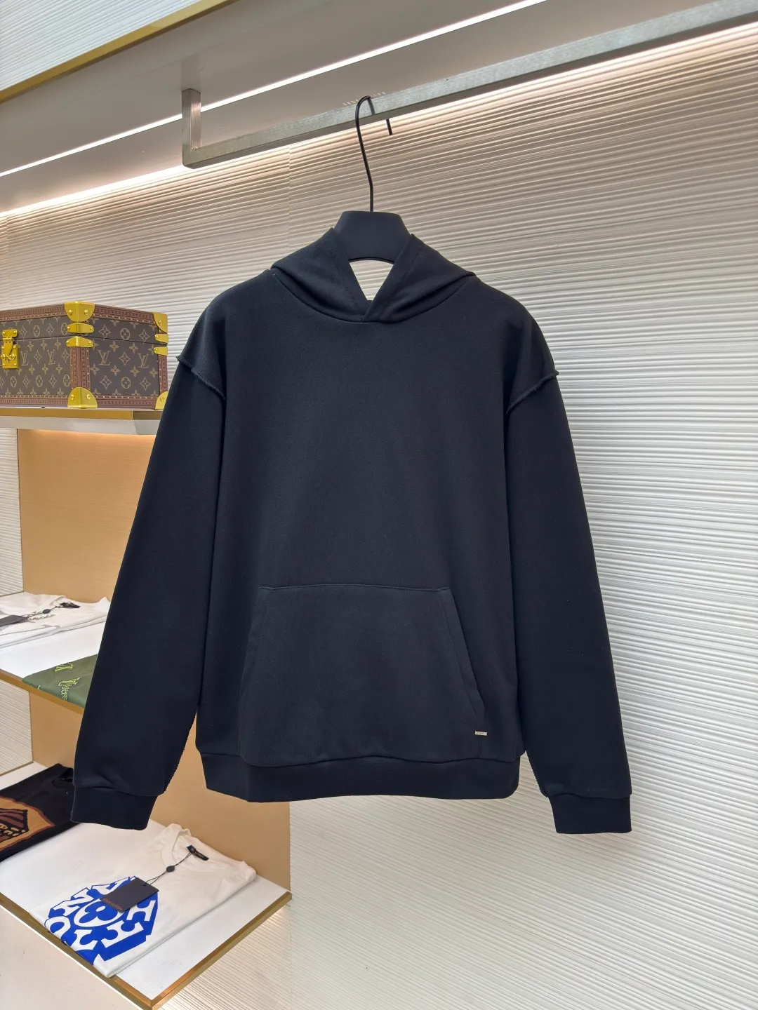LOUIS VUITTON solid color pullover hoodie long-sleeved sweatshirt ●Authentic product: Purchased and developed by 7899 ●Item number: 1680506-A60 ●Fabric: fleece sweatshirt fabric ●Technology: spliced ​​and recycled ●Version: fitted version ●Weight: about 650g ●Size: S-M-L-XL ●Description: Trendy brand double-strand 360g fleece sweatshirt material. 2*2 trendy brand thread 400g, machine-made hardware, splicing and return, fabric fermentation washing, customized 1:1 hardware, customized 1:1 trademark. The overall wiring is straight and delicate, the fabric is comfortable and soft, and the color is consistent without color difference. It can be matched with the same style to create a fashionable look and control various occasions. Customized accessories, complete with three standards, same style for men and women!